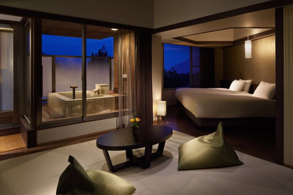 Kamar hotel mewah di Hakone yang dilengkapi private onsen di area balkon dengan pemandangan langsung ke Gunung Fuji untuk klien Private Trip Jepang