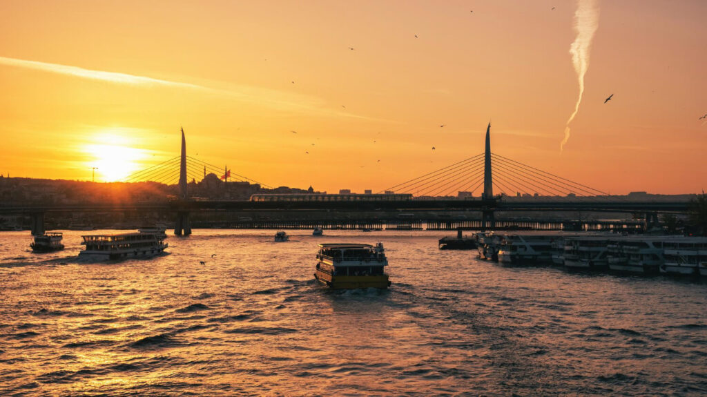 Makan siang eksklusif di atas kapal pesiar Selat Bosphorus saat Private Trip Turki