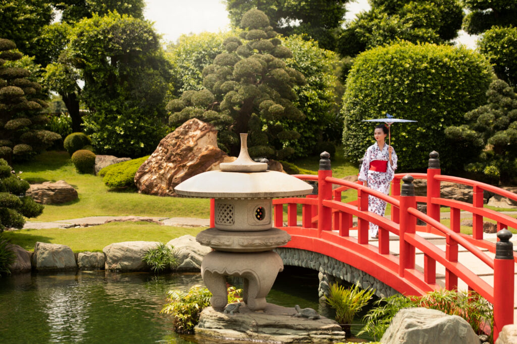 Keindahan taman tradisional Jepang dengan jembatan merah yang ikonik di Kanazawa, rute jalan santai yang menenangkan dalam itinerary Private Trip Jepang