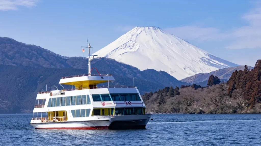 Menikmati pemandangan megah Gunung Fuji dari kapal pesiar eksklusif di Danau Ashinoko Hakone pada layanan Private Trip Jepang