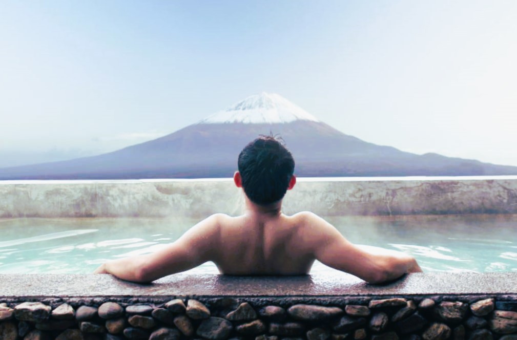 Menikmati pemandangan Gunung Fuji yang megah secara privat sambil berendam di onsen Hakone, puncak pengalaman zen pada Private Trip Jepang