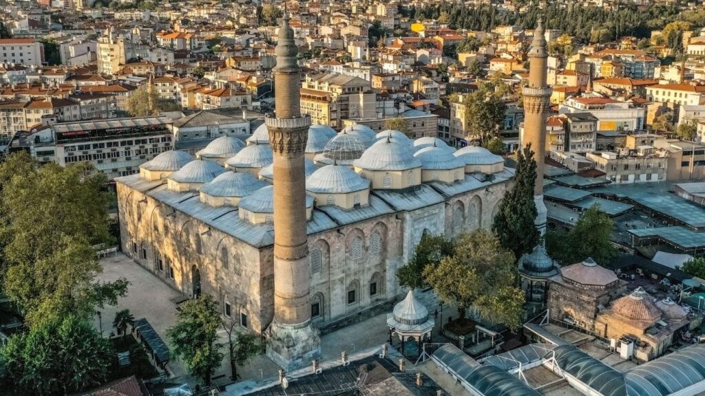 Menjelajahi keindahan arsitektur dan sejarah masjid bersejarah di bursa dalam itinerary Private Trip Turki Anda