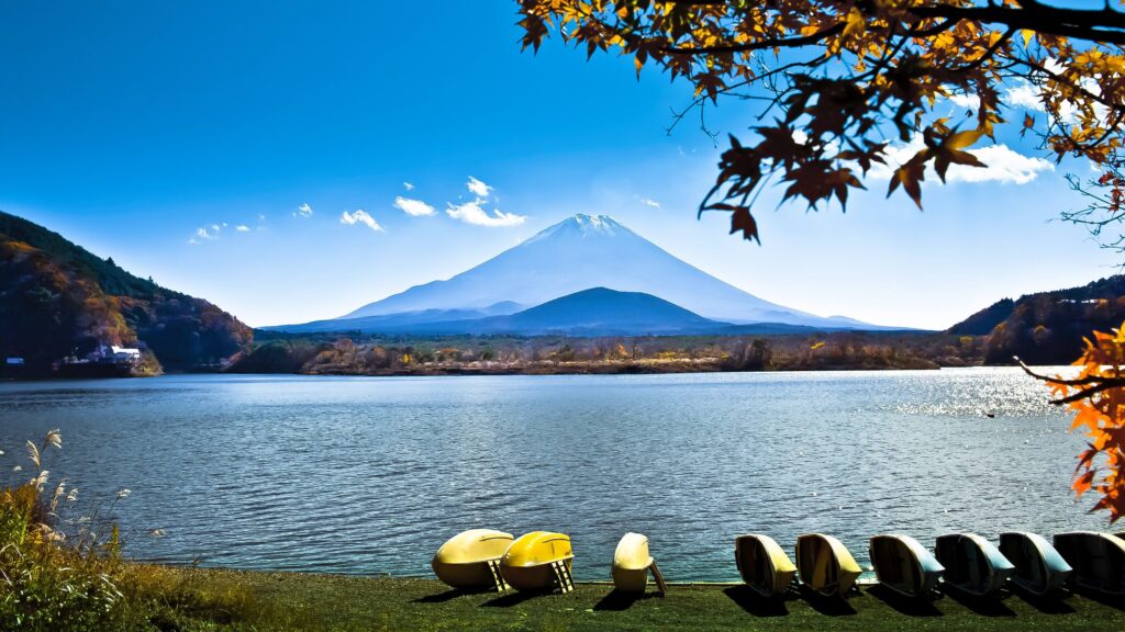 Pemandangan megah Gunung Fuji dari danau di Hakone, pilihan retret pegunungan mewah untuk perjalanan Private Trip Jepang