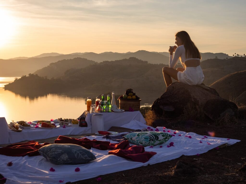 A luxury private sunrise picnic setup at the viewpoint of Padar Island, offering an exclusive experience for flashpackers in Komodo.