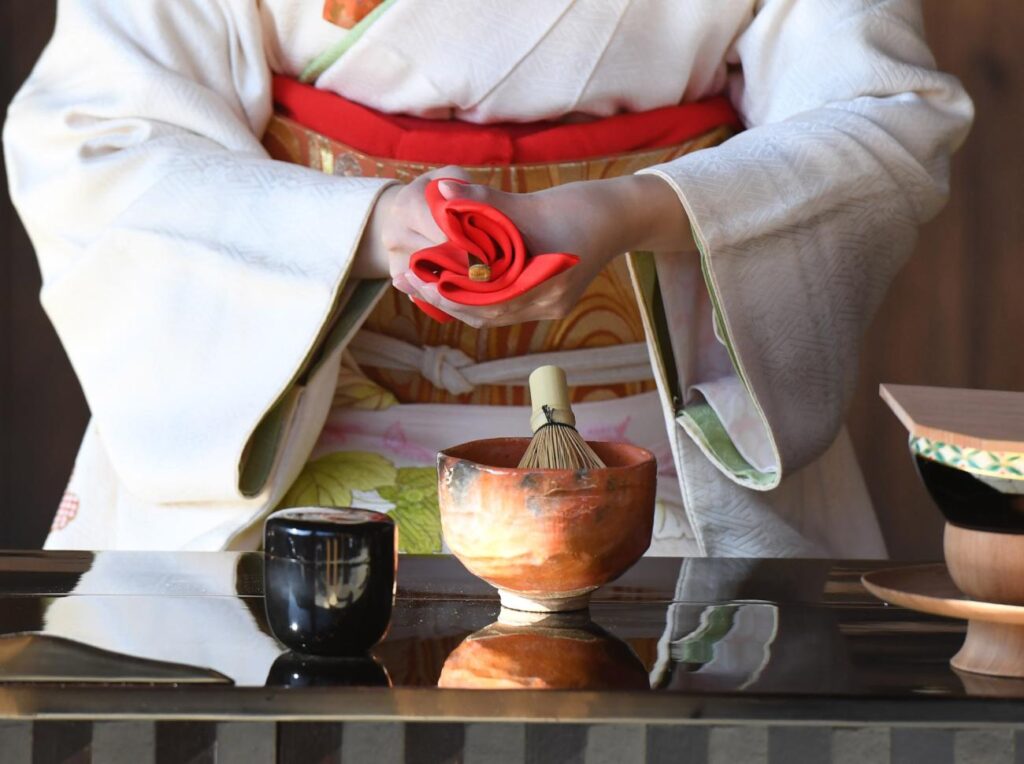 Detail upacara minum teh atau private tea ceremony di distrik bersejarah Kanazawa untuk klien Private Trip Jepang