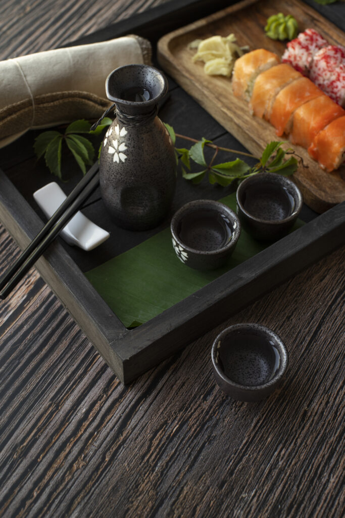 Set sake tradisional Jepang yang melambangkan keramahtamahan Omotenashi dalam layanan premium Private Trip Jepang