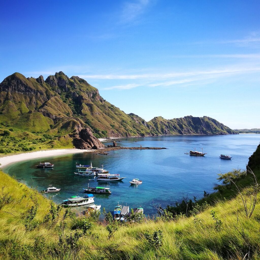 Pemandangan teluk tersembunyi dengan air biru toska untuk destinasi liburan privat labuan bajo pulau padar.
