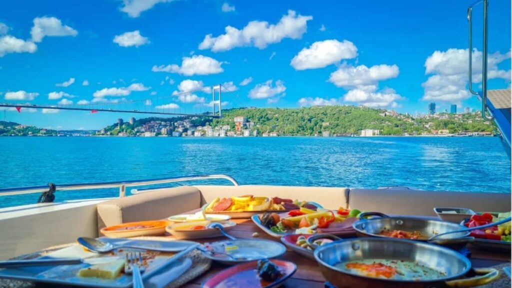 sarapan pagi di private bosphorus yacht ditemani turkish delight dalam triplelines travel private trip turki.