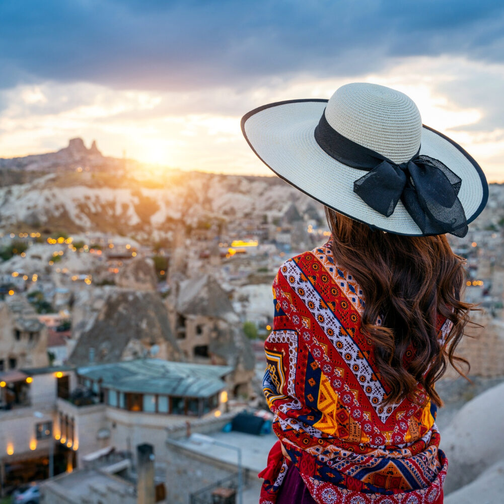 Wisatawan menikmati pemandangan matahari terbit di Cappadocia untuk paket luxury tour Turki eksklusif