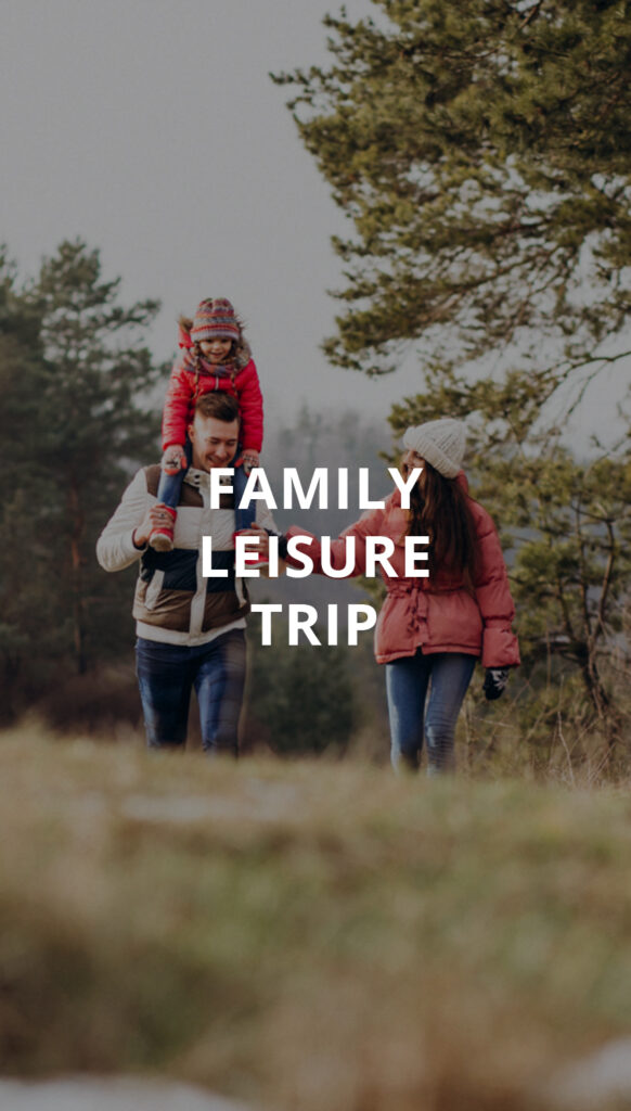 Ayah menggendong anak di alam terbuka dalam paket liburan keluarga mewah yang dikurasi Triplelines.