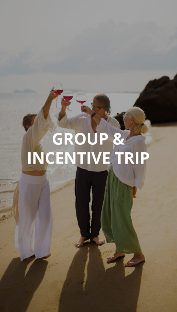 Sekelompok rekan kerja merayakan kesuksesan dalam perjalanan grup dengan standar layanan VIP.