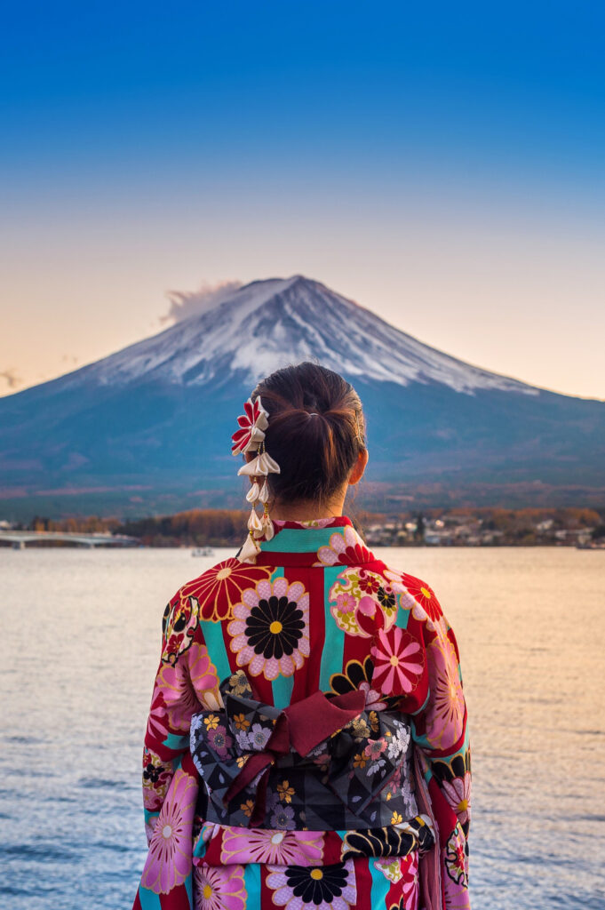 Wanita memakai kimono menatap Gunung Fuji untuk paket layanan private trip Jepang premium