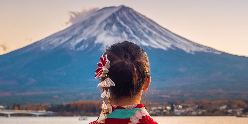 Wanita memakai kimono menatap Gunung Fuji untuk paket layanan private trip Jepang premium