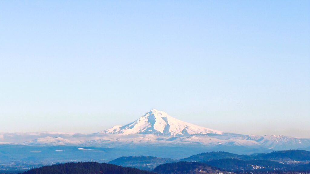 Pemandangan puncak gunung fuji bersalju yang megah di bawah langit fajar, melambangkan perjalanan privat yang prestisius.