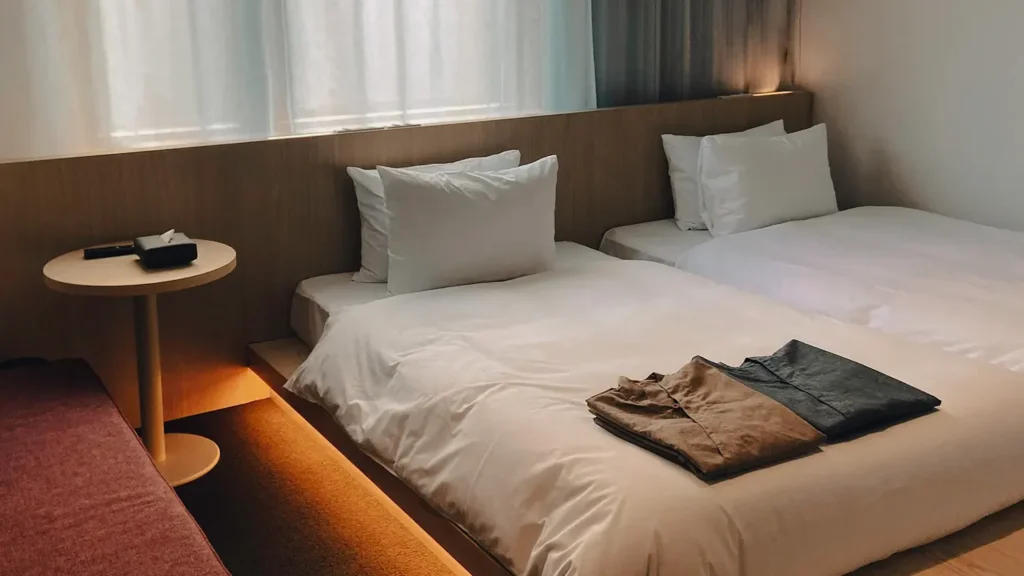 Kamar hotel berdesain perpaduan modern dan tatami tradisional dengan fasilitas yukata di Kanazawa, akomodasi premium Private Trip Jepang