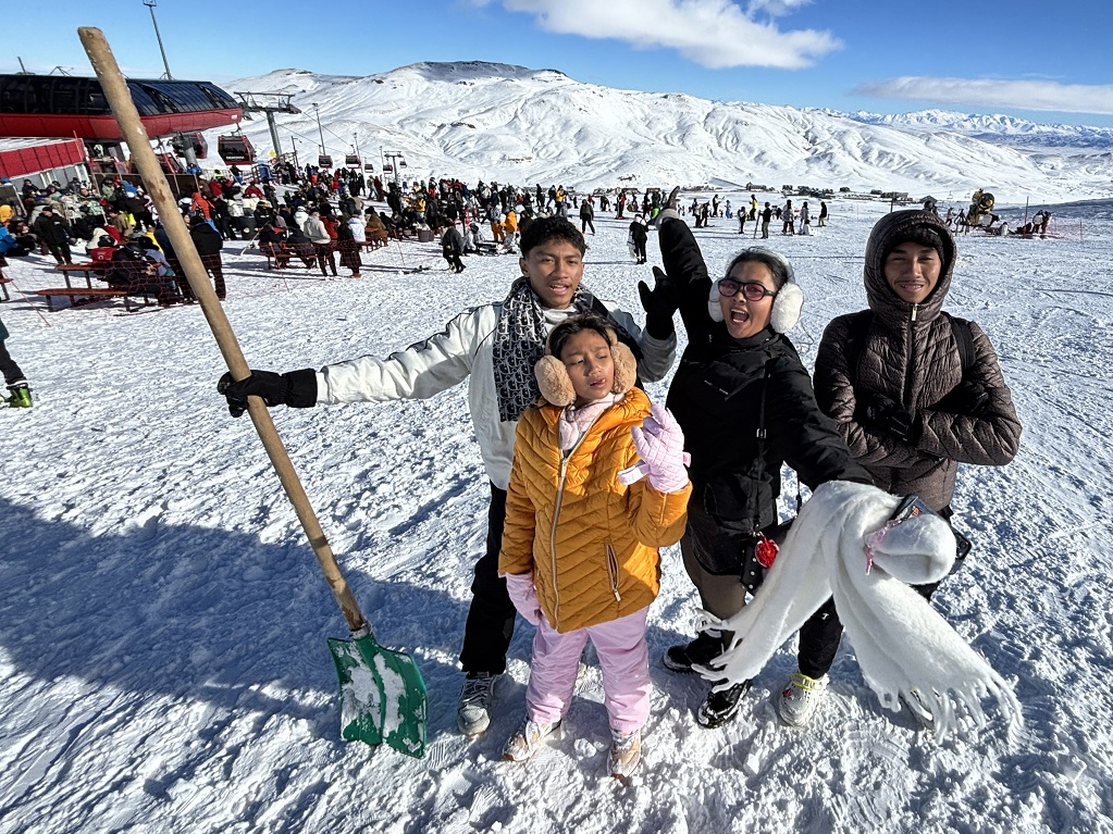 Keseruan rombongan wisatawan bermain salju di resor pegunungan, menciptakan momen tak terlupakan selama liburan musim dingin di Turki.