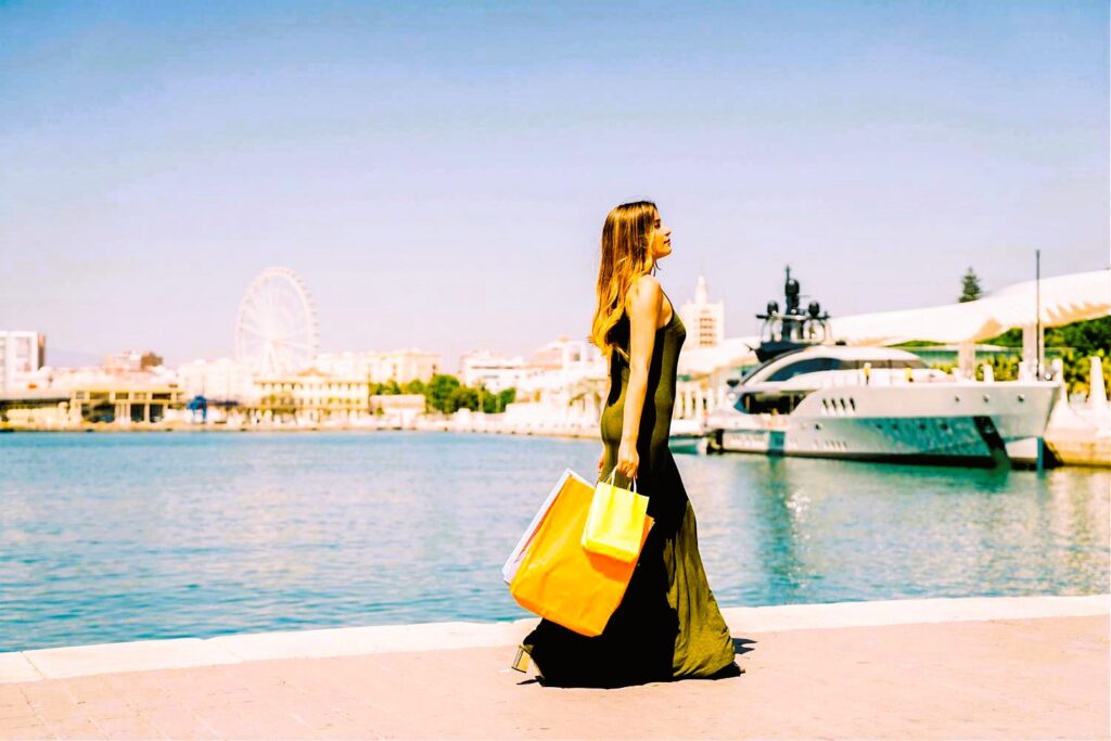 wanita traveler mewah dermaga yacht