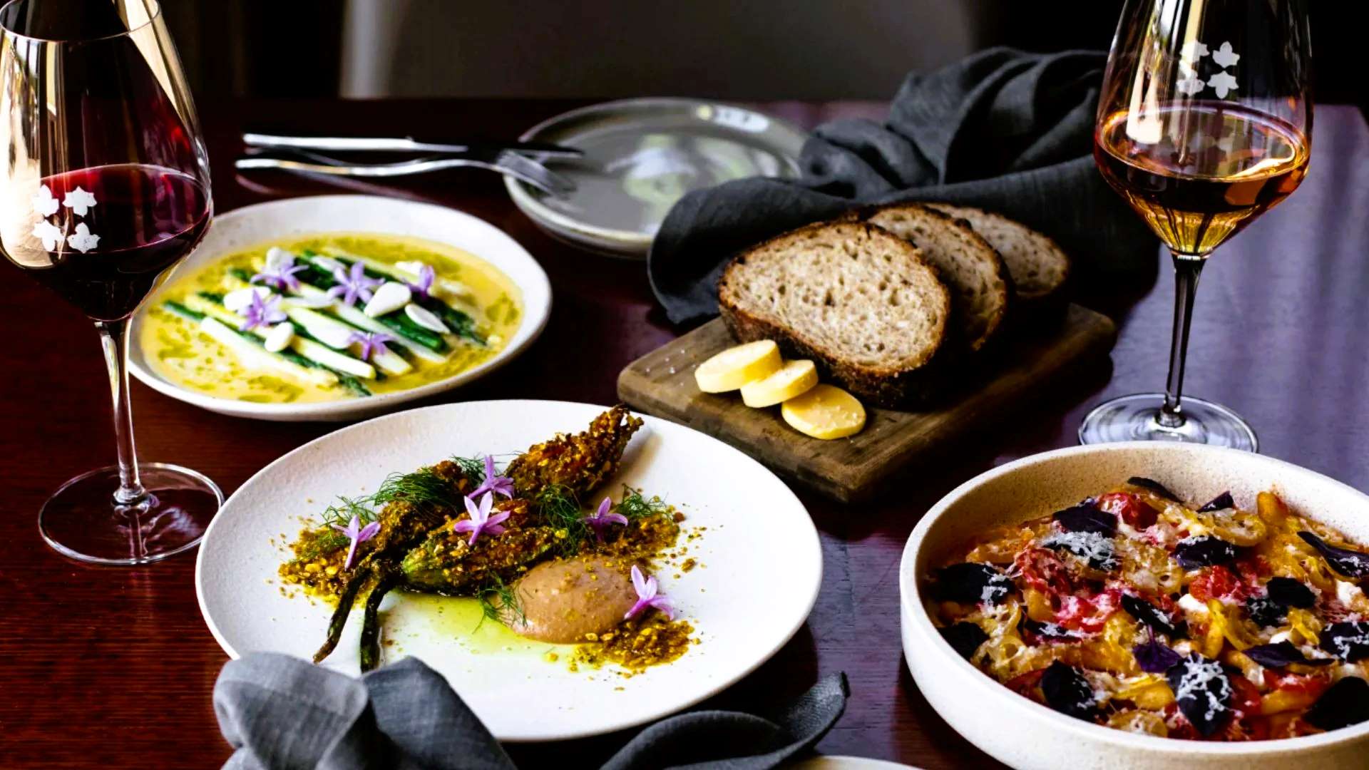 Hidangan set menu Long Lunch yang mewah di Yarra Valley, pengalaman kuliner gourmet istimewa dari triplelines private trip luxury Australia.