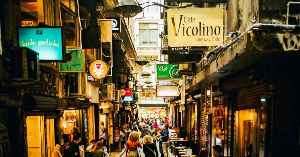 Eksplorasi budaya urban di gang-gang artistik Melbourne yang penuh dengan seni jalanan, destinasi menarik dalam triplelines private trip luxury australia.