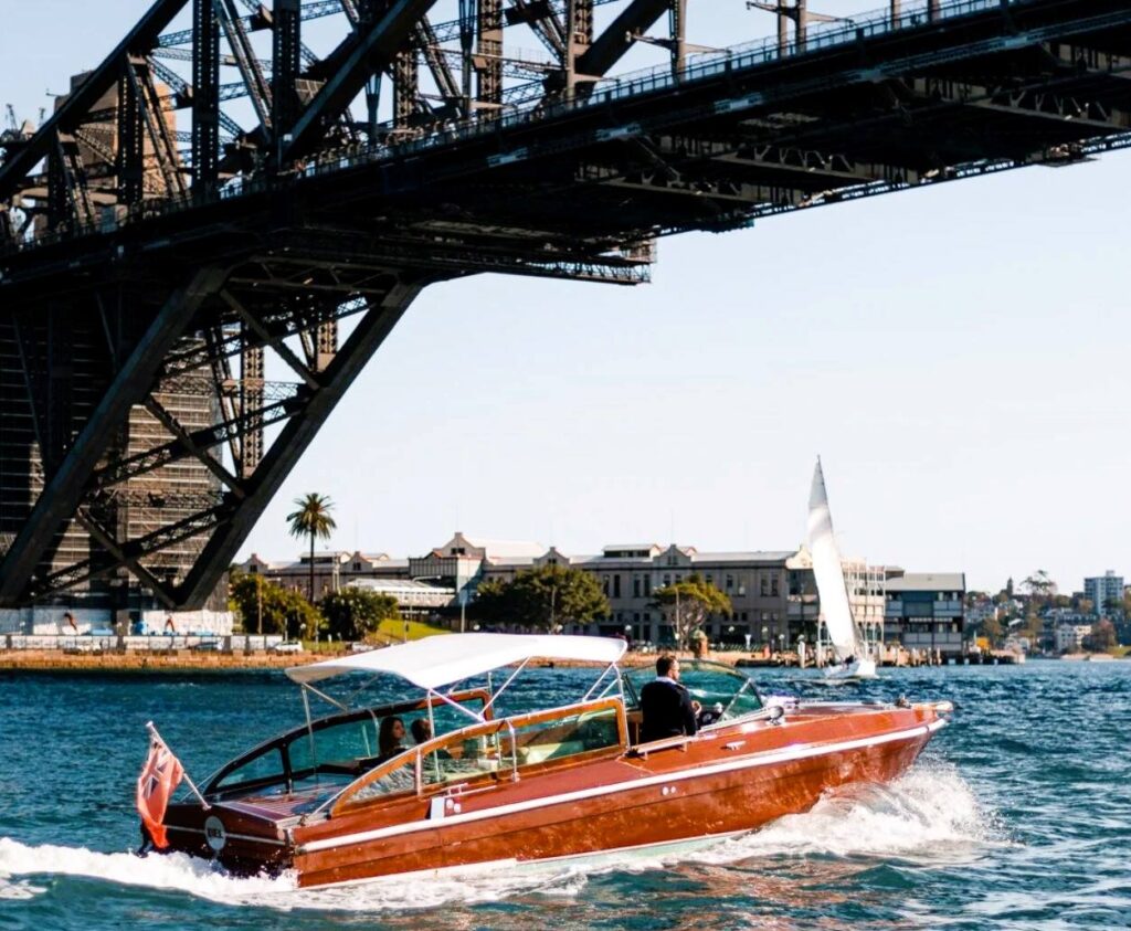 Private sailing kapal pesiar kayu klasik yang mewah untuk perjalanan pribadi, fasilitas eksklusif triplelines private trip winter australia.