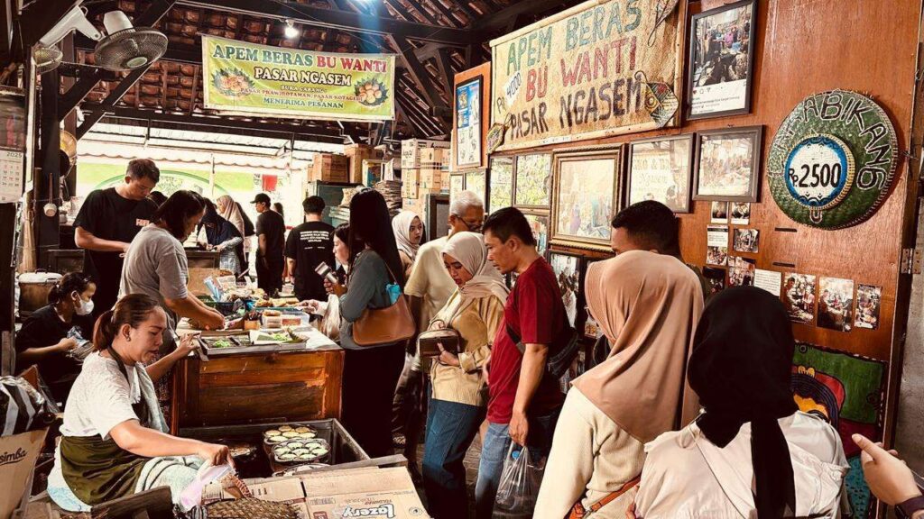 A vibrant scene at Apem Beras Bu Wanti in Pasar Ngasem, where travelers discover authentic local flavors and the culinary Echoes of Java Journey.