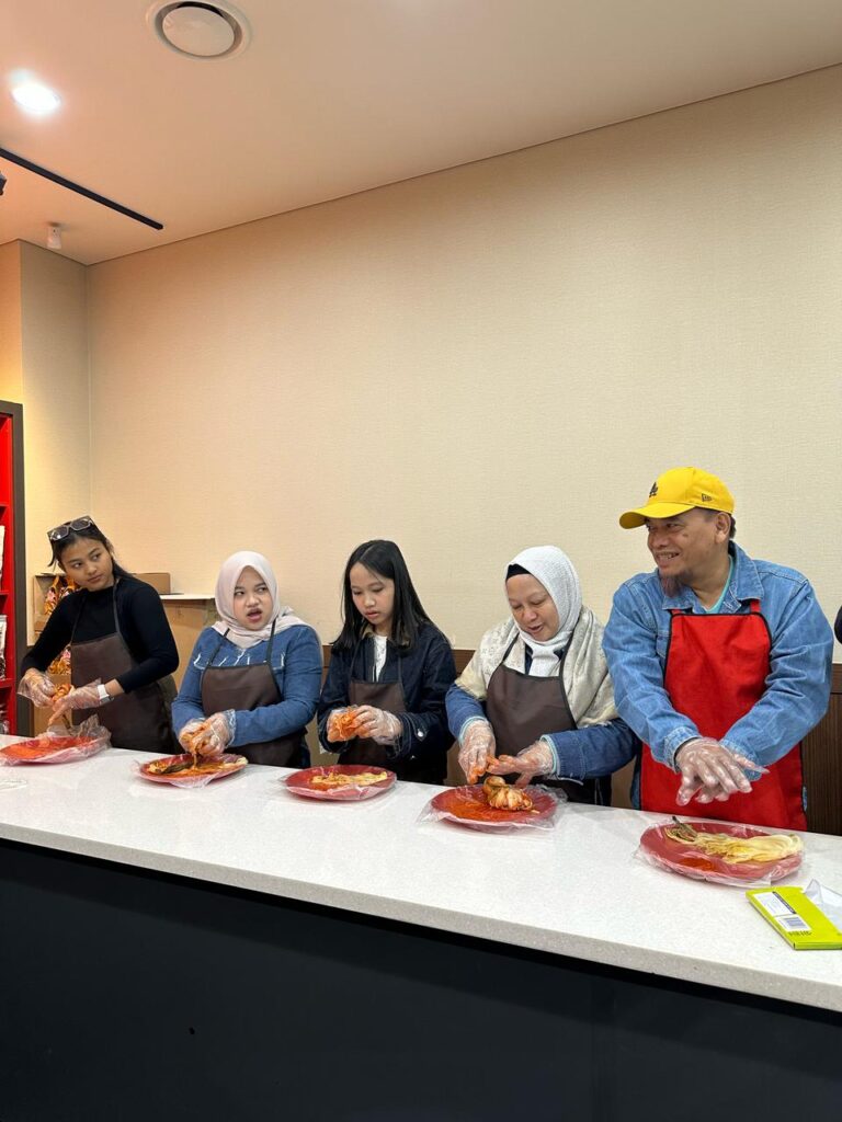 pengalaman wisata budaya membuat kimchi korea triplelines