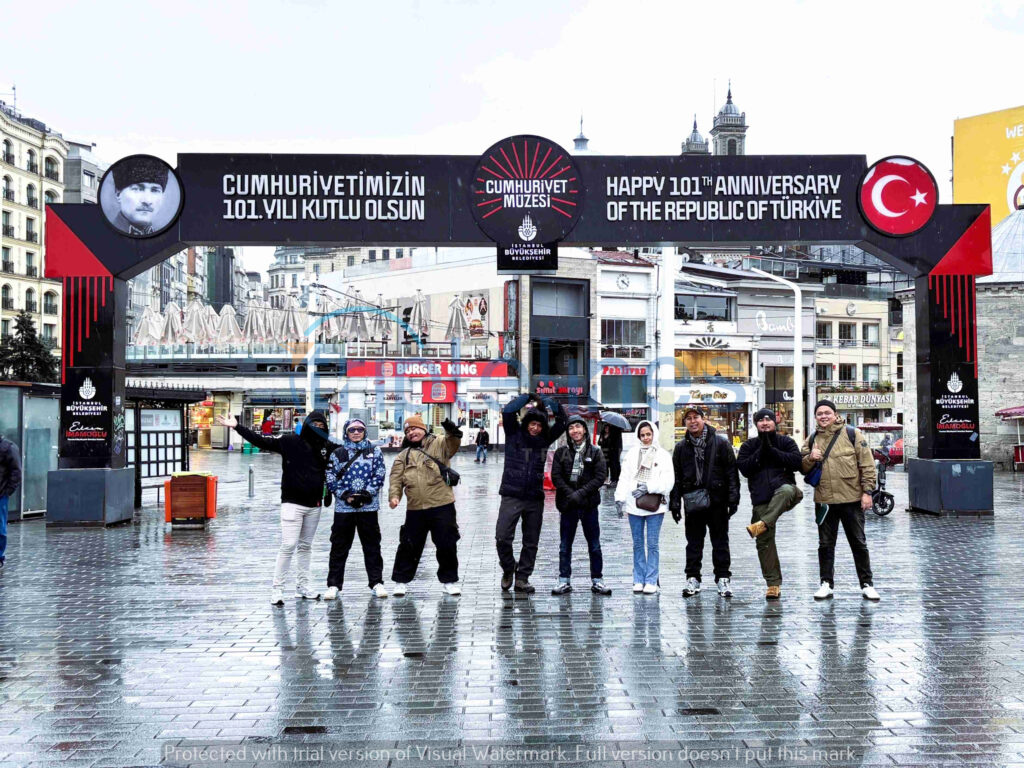triplelines turki grup gerbang peringatan republik (1)